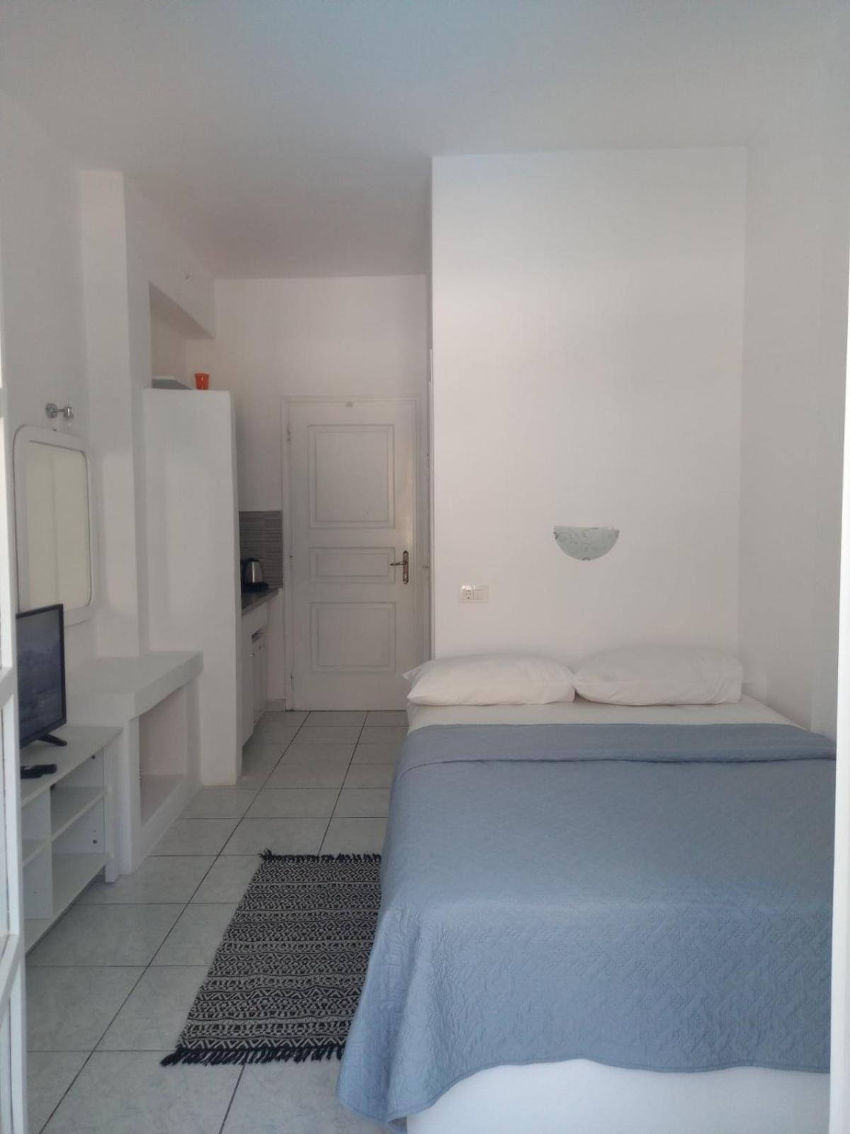 Three Harites Aparthotel Perissa  Rum bild