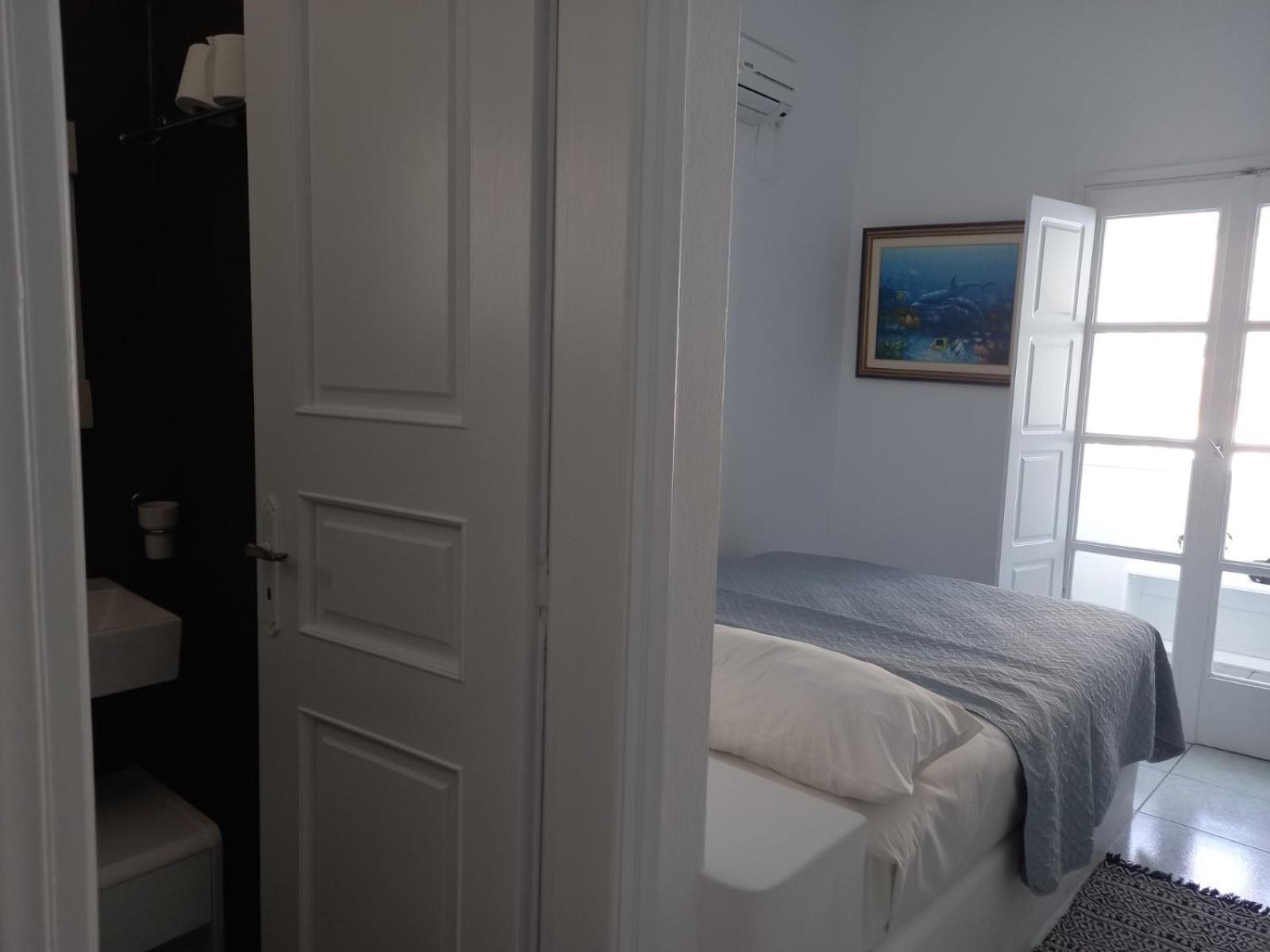 Three Harites Aparthotel Perissa  Rum bild