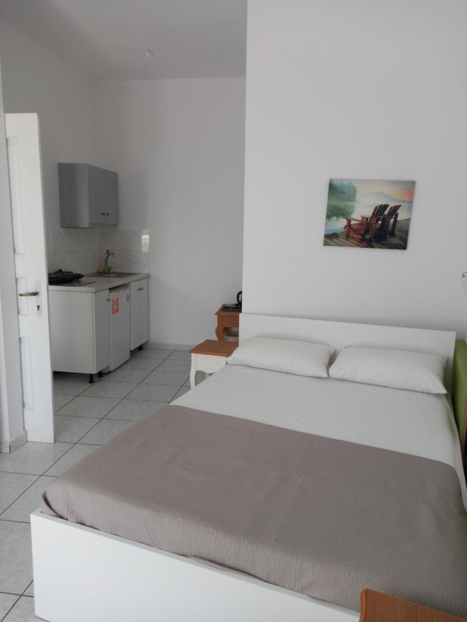 Three Harites Aparthotel Perissa  Rum bild