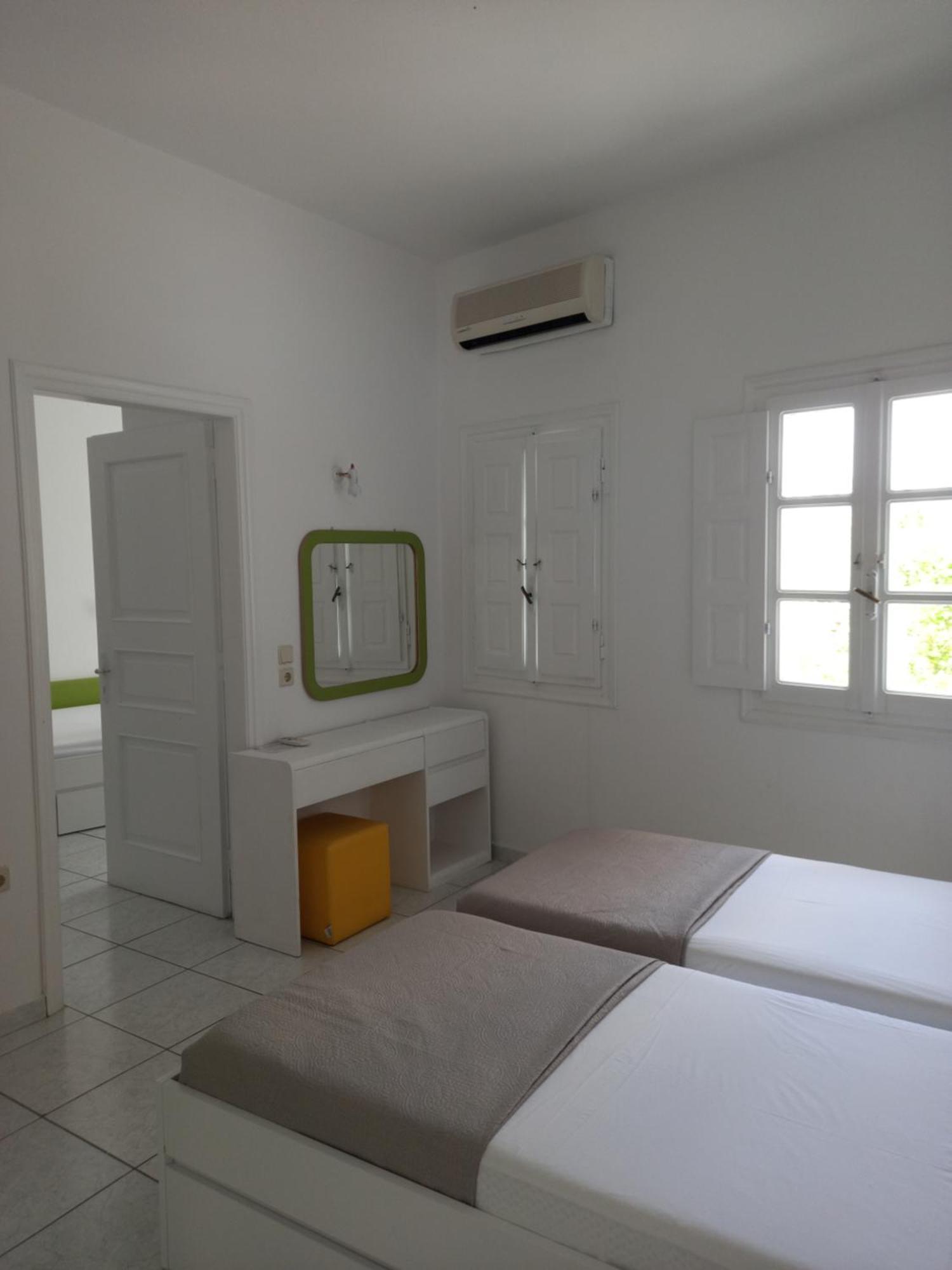 Three Harites Aparthotel Perissa  Rum bild