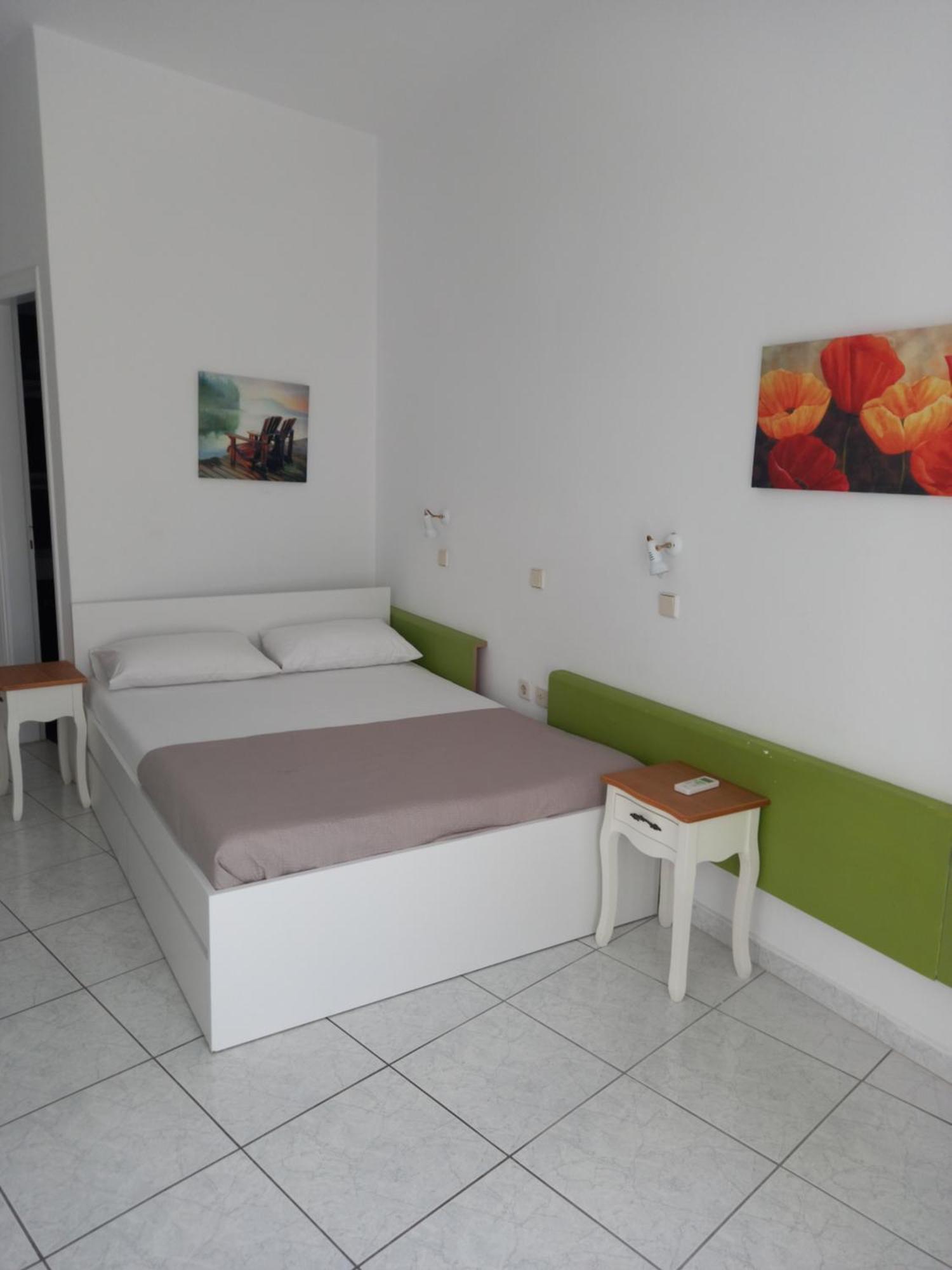 Three Harites Aparthotel Perissa  Rum bild